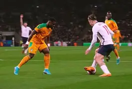 bet9-比赛场面激烈，球员们奋力冲刺至最后