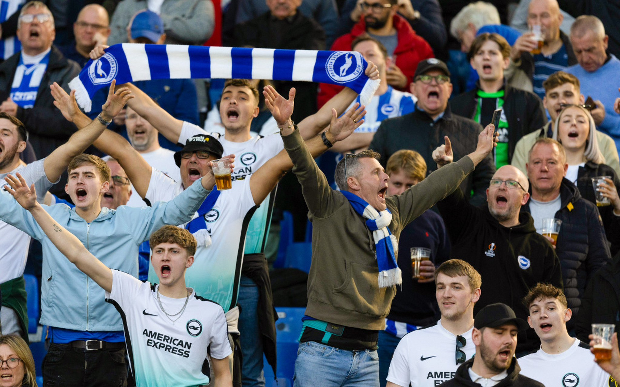 欧洲顶级俱乐部联赛精彩生动，球迷狂热不已