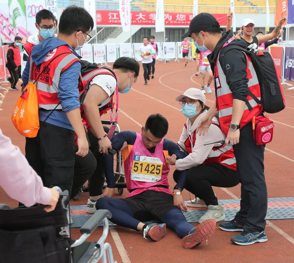 包含南京夜色璀璨：江南队轰轰烈烈胜利，赢得全场喝彩的词条